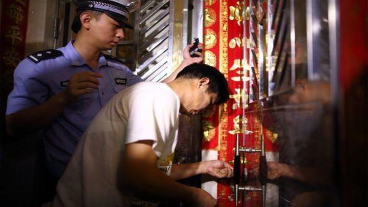 孝感请开锁师傅开了锁后，师傅